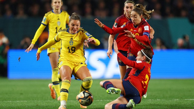 Johanna Rytting Kaneryd diadang Teresa Abelleira saat laga Spanyol vs Swedia dalam semifinal Piala Dunia Wanita 2023 di  Eden Park, Auckland, Selandia Baru, pada Selasa (15/8) sore WIB. Foto: REUTERS/Hannah Mckay