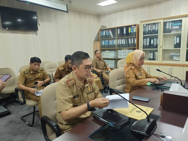 Inspektur Provinsi Lampung Fredy dan Kepala BKD Lampung Meiry Harika Sari menghadiri rapat dengar pendapat bersama Komisi I DPRD Lampung. | Foto : Galih Prihantoro/ Lampung Geh