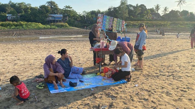 Warga berjualan makanan di minuman di pasir timbul Sengkuang yang memanfaatkan ramainya pengunjung tiap sore hingga petang. Foto: Yusrizal/Hi!Pontianak