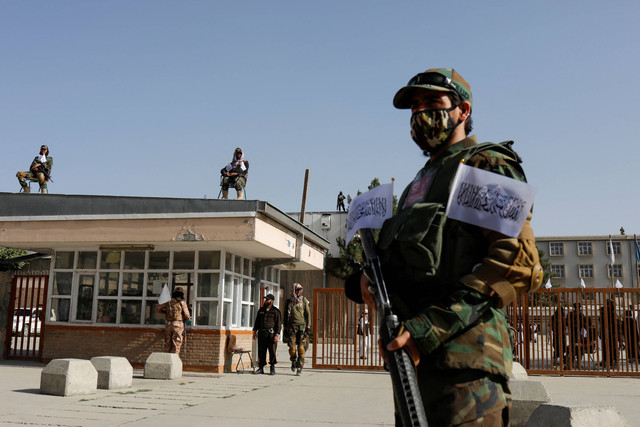 Tentara Taliban berjaga-jaga pada upacara peringatan kedua pengambilalihan Kabul oleh Taliban di Kabul, Afghanistan, Selasa (15/8/2023). Foto: Ali Khara/Reuters