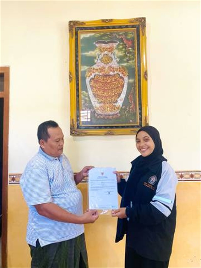 Penyerahan NIB Kepada Pelaku UMKM di Kelurahan Karangsari, Kendal