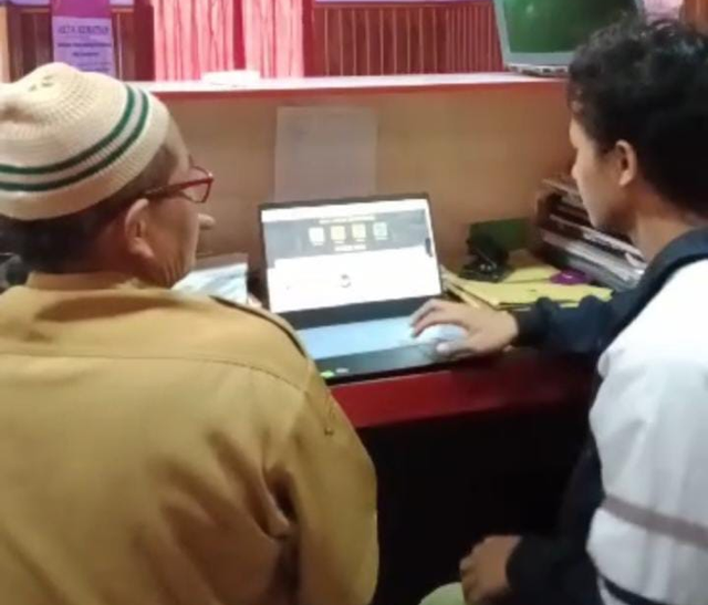 Demonstrasi penggunaan website desa (sumber: dokumen pribadi)