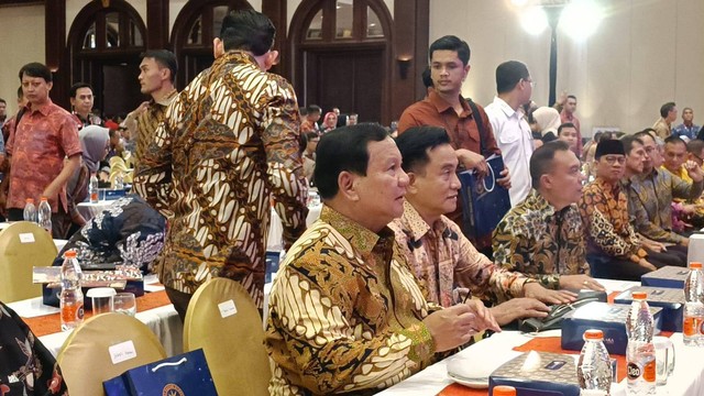 Ketua Umum Partai Gerindra Prabowo Subianto dan jajaran elite partai lainnya tiba di Hotel Bidakara, Jakarta, Selasa (15/8).  Foto: Zamachsyari/kumparan