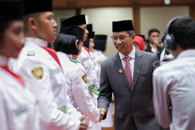 Pj Gubernur DKI Jakarta Heru Budi Hartono melantik paskibraka yang bertugas di Monas pada HUT ke-78 RI di Balai Kota, Selasa (15/8).  Foto: Dok Humas Balai Kota DKI