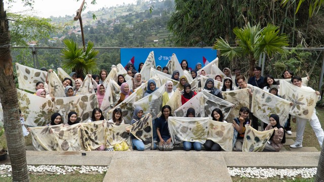 Pelatihan ecoprint yang diberikan Roman Nuansa untuk masyarakat Lembang. Foto: dok. TikTok