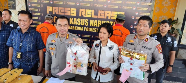 Kapolrestabes Palembang, Kombes Pol Harryo Sugihhartono saat merilis barang bukti dan pelaku, Foto : Istimewa