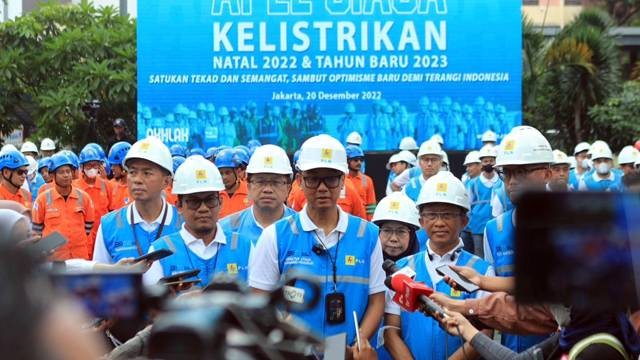 Direktur Utama PLN, Darmawan Prasodjo (tengah), didampingi jajaran Direksi dan Direktur Utama Subholding PLN, saat memberikan keterangan kepada media pada saat Apel Siaga Kelistrikan Natal 2022 dan Tahun Baru 2023. (foto: PLN)