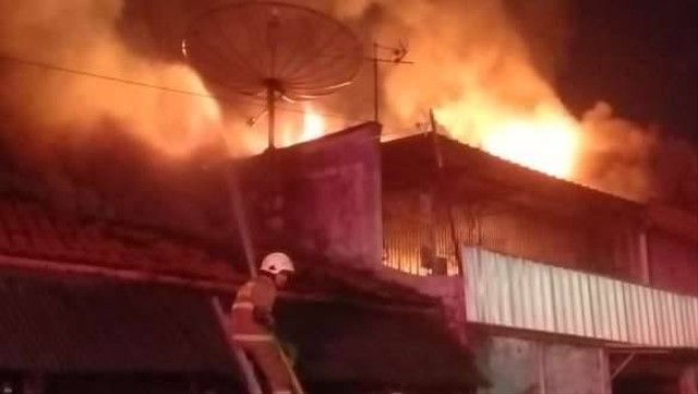 Kebakaran melanda rumah di Jalan Jatinegara Timur 2, Jakarta Timur. Foto: Dok. Damkar