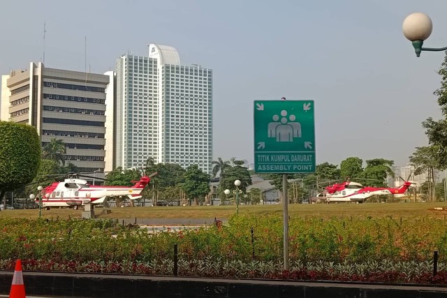 2 helikopter bersiaga di halaman gedung DPR, Jakarta, Rabu (16/8/2023). Foto: Zamachsyari/kumparan