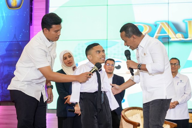 Menteri Investasi/Kepala BKPM Bahlil Lahadalia memberikan beasiswa dan modal kerja bagi mahasiswa Universitas Brawijaya (UB), Senin (14/8/2023). Foto: Dok. BKPM