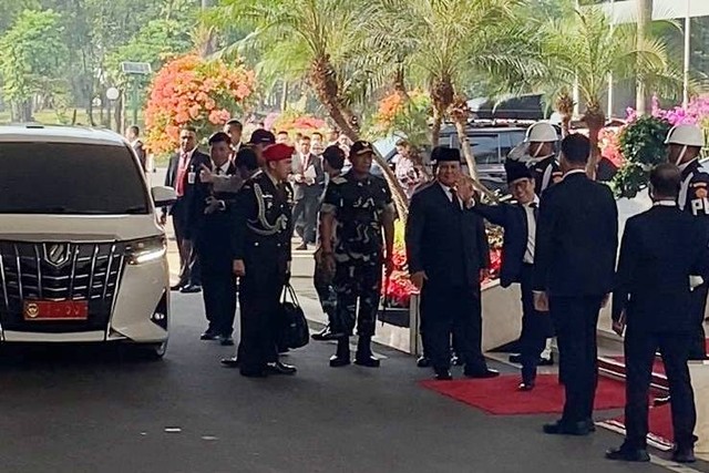 Menteri Pertahanan Republik Indonesia Prabowo Subianto tiba di Gedung DPR bersama dengan Wakil Ketua DPR RI, Muhaimin Iskandar, Rabu (16/8/2023). Foto: Zamachsyari/kumparan