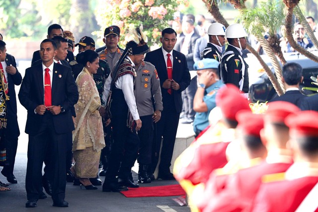 Presiden Joko Widodo didampingi Ibu Negara Iriana Jokowi memasuki gedung Parlemen RI untuk menghadiri sidang tahunan MPR/DPR, Jakarta, Rabu (16/8/2023). Foto: Jamal Ramadhan/kumparan