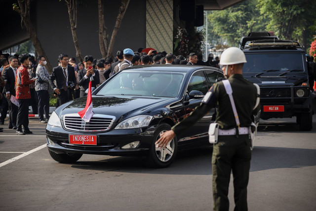 Mobil yang membawa Presiden Joko Widodo tiba di gedung Parlemen RI untuk menghadiri sidang tahunan MPR/DPR, Jakarta, Rabu (16/8/2023). Foto: Jamal Ramadhan/kumparan