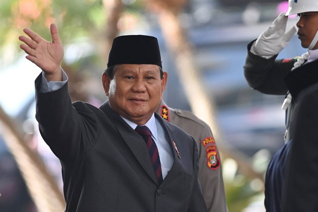 Menteri Pertahanan Prabowo Subianto melambaikan tangan saat tiba di lokasi Sidang Tahunan MPR dan Sidang Bersama DPR-DPD Tahun 2023 di Gedung Nusantara, Kompleks Parlemen, Senayan, Jakarta, Rabu (16/8/2023). Foto: Aditya Pradana Putra/ANTARA FOTO