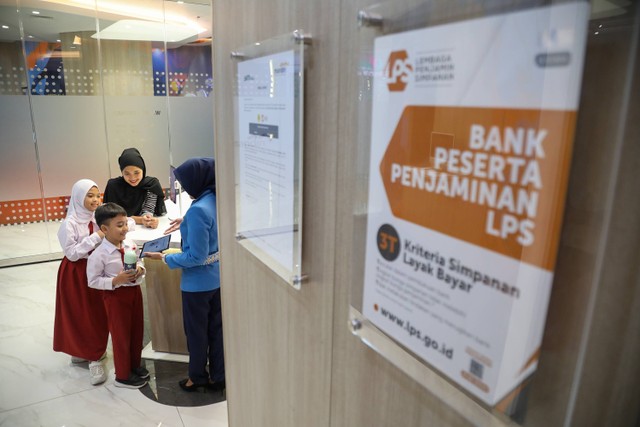 Calon nasabah membuat rekening di bank Mandiri, Tangerang Selatan, (15/8/2023). Lembaga Penjaminan Simpanan (LPS) menyebut jumlah bank yang mendapat penjaminan mencapai 1.689 bank per juni 2023. Foto: Aditia Noviansyah/kumparan