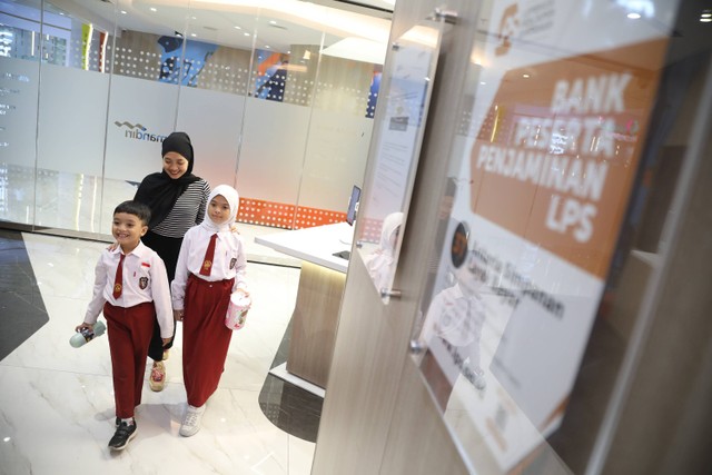 Calon nasabah membuat rekening di bank Mandiri, Tangerang Selatan, (15/8/2023). Lembaga Penjaminan Simpanan (LPS) menyebut jumlah bank yang mendapat penjaminan mencapai 1.689 bank per juni 2023. Foto: Aditia Noviansyah/kumparan