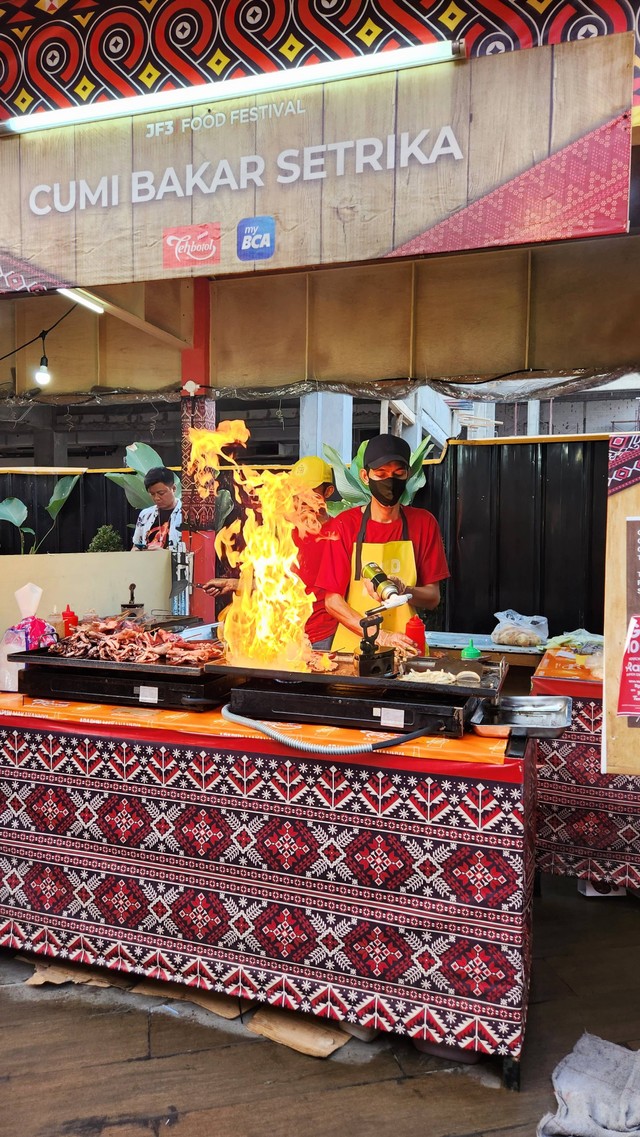 Kulineran di event JF3 Food Festival yang kembali menggelar Kampoeng Tempo Doeloe di area La Piazza, Summarecon Mall Kelapa Gading (MKG) (15/8/2023). Foto: Azalia Amadea/Kumparan