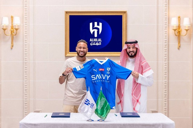 Rekrutan baru Al Hilal Neymar berfoto dengan Presiden Fahd bin Saad Al-Nafel, Selasa (15/8/2023). Foto: Saudi Pro League/Handout via REUTERS