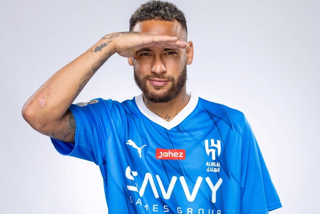 Neymar berpose dengan jersi barunya, usai resmi bergabung dengan klub Arab Saudi, Al Hilal, Selasa (15/8/2023). Foto: Al Hilal Sports Club/Handout via REUTERS