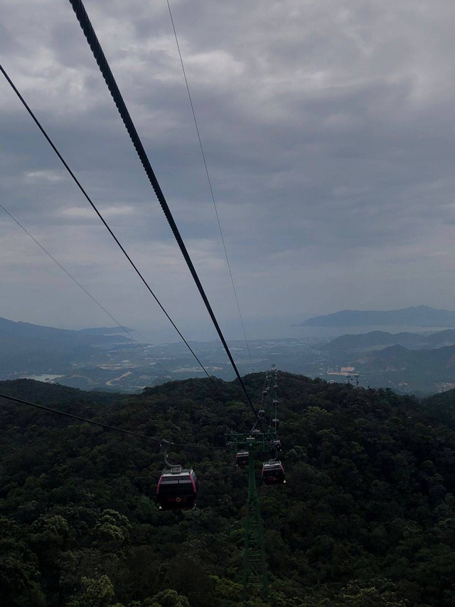 Pemandangan dari kereta gantung menuju Ba Na Hills, Golden Bridge Ba Na Hills, Kastil bergaya Eropa di Ba Na Hills. Foto: Andreas Ricky Febrian/kumparan