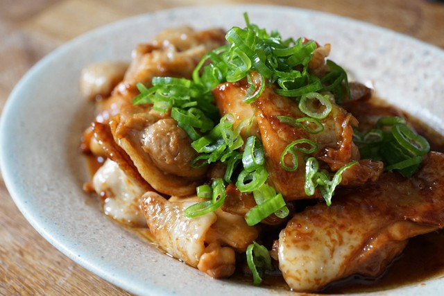 Cara Membuat Ayam Kecap Ala Rumahan. Foto: Unsplash/Tomoyo S.