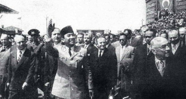 Kunjungan Presiden Soekarno ke Turkiye https://bpkh.go.id/soekarno-habibie-dari-mana-orang-turki-tahu-indonesia/