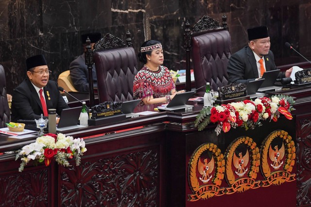 Ketua MPR Bambang Soesatyo bersama Ketua DPR Puan Maharani dan Ketua DPD AA Lanyalla Mahmud Mattalitti memimpin Sidang Tahunan MPR dan Sidang Bersama DPR-DPD Tahun 2023 di Gedung Nusantara, Kompleks Parlemen, Senayan, Jakarta, Rabu (16/8/2023). Foto: Galih Pradipta/ANTARA FOTO