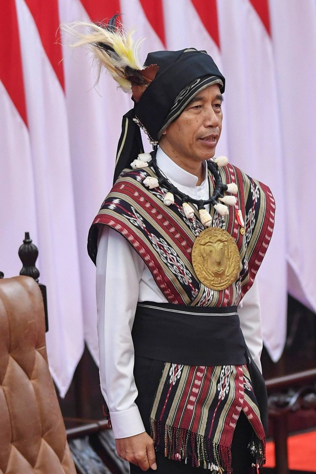 Presiden Jokowi yang mengenakan pakaian adat Tanimbar, Maluku menghadiri Sidang Tahunan MPR dan Sidang Bersama DPR-DPD Tahun 2023 di Gedung Nusantara, Kompleks Parlemen, Senayan, Jakarta, Rabu (16/8/2023). Foto: Galih Pradipta/ANTARA FOTO
