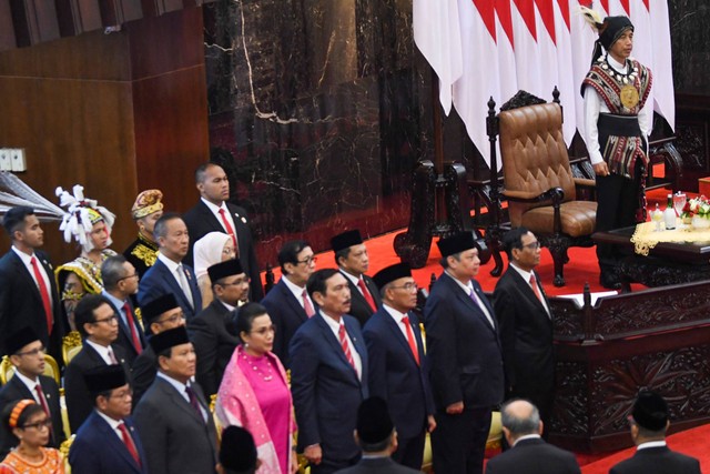 Jokowi dan menteri-menterinya di Sidang Tahunan MPR 2023 di Gedung Nusantara, Kompleks Parlemen, Senayan, Jakarta, Rabu (16/8/2023). Foto: Galih Pradipta/ANTARA FOTO