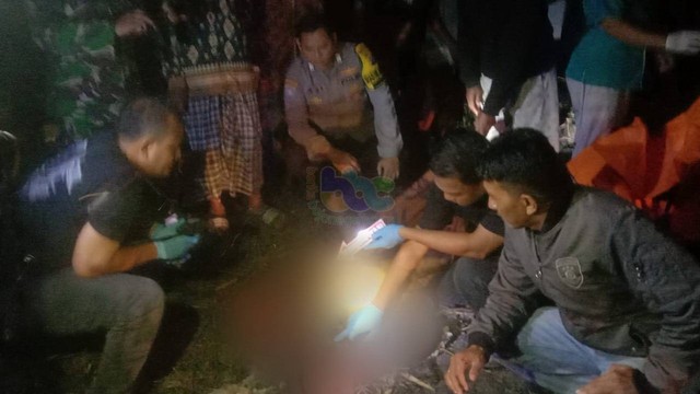 Petugas saat lakukan olah TKP di lokasi meninggalnya warga di sawah tebu di di Desa Bulu, Kecamatan Sugihwaras, Kabupaten Bojonegoro. Selasa malam (15/08/2023) (Aset: Istimewa)