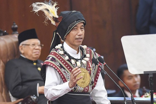 Presiden Joko Widodo menyampaikan pidato kenegaraan pada Sidang Tahunan MPR dan Sidang Bersama DPR - DPD Tahun 2023 di Gedung Nusantara, Kompleks Parlemen, Senayan, Jakarta, Rabu (16/8/2023). Foto: Galih Pradipta/ANTARA FOTO