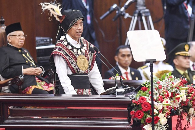 Presiden Joko Widodo menyampaikan pidato kenegaraan pada Sidang Tahunan MPR dan Sidang Bersama DPR - DPD Tahun 2023 di Gedung Nusantara, Kompleks Parlemen, Senayan, Jakarta, Rabu (16/8/2023). Foto: Galih Pradipta/ANTARA FOTO