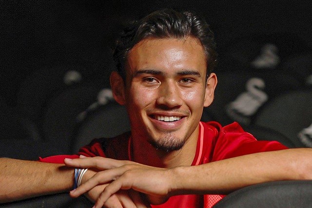 Bek keturunan Semarang, Nathan Tjoe-A-On, resmi bergabung Swansea City.
 Foto: Instagram/@swansofficial