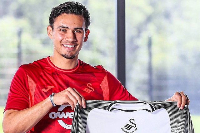 Bek keturunan Semarang, Nathan Tjoe-A-On, resmi bergabung Swansea City.
 Foto: Instagram/@swansofficial