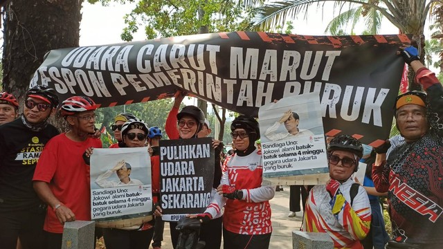 Koalisi Ibu Kota demo di Balai Kota DKI Jakarta dan audiensi ke DPRD DKI, mendesak polusi udara segera diatasi, Rabu (16/8/2023).  Foto: Annisa Thahira Madina/kumparan