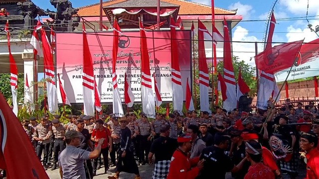 Ribuan simpatisan dari Ketua PAC PDIP Kediri I Nyoman Mulyadi mengeruduk kantor DPD PDIP di Jalan Banteng Baru, Kota Denpasar, Rabu (16/8/2023). Foto: Denita BR Matondang/kumparan