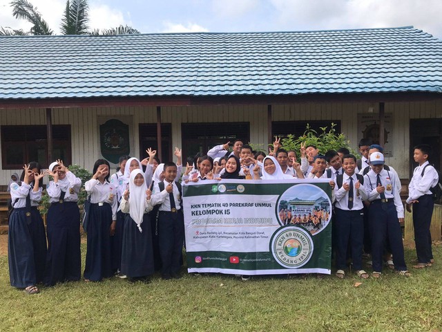 Pelaksanaan Program Kerja Individu Oleh Mahasiswa KKN UNMUL bersama Siswa-Siswi SMPN 9 Desa Kedang Ipil. Foto: Astiara (Dokumentasi Pribadi)