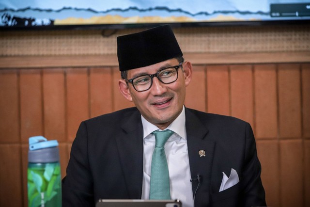 Menteri Pariwisata dan Ekonomi Kreatif Sandiaga Salahuddin Uno dalam program talkshow Info A1 kumparan.
 Foto: Jamal Ramadhan/kumparan