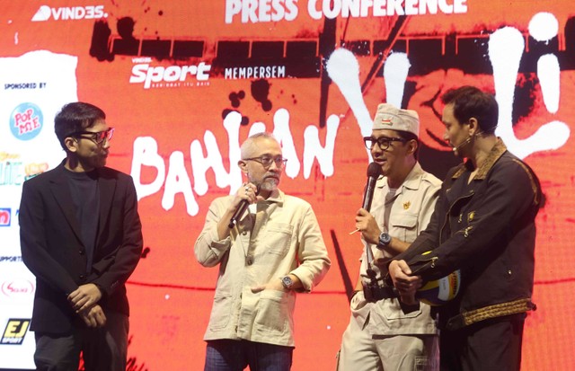 Artis Vincent, Desta, Andre Taulany dan Lukman Sardi saat konferensi pers Vindes Sport Bahkan Voli 2023 di kawasan Cilandak Town Square, Jakarta, Rabu, (16/8/2023). Foto: Agus Apriyanto