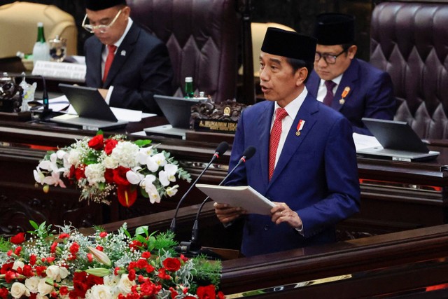 Presiden Joko Widodo menyampaikan pidato penyampaian RAPBN 2024 dan Nota Keuangan dalam sidang Paripurna DPR di Kompleks Parlemen, Senayan, Jakarta, Rabu (16/8/2023).
 Foto: Willy Kurniawan/REUTERS