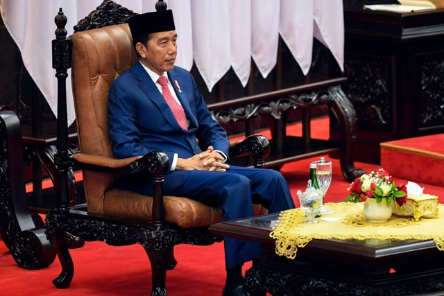 Presiden Joko Widodo bersiap menyampaikan pidato penyampaian RAPBN 2024 dan Nota Keuangan dalam sidang Paripurna DPR di Kompleks Parlemen, Senayan, Jakarta, Rabu (16/8/2023).
 Foto: Galih Pradipta/ANTARA FOTO