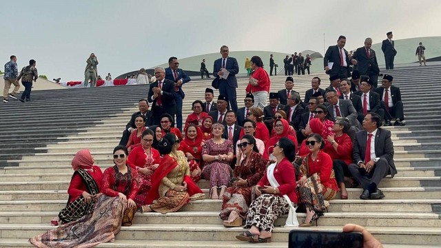 Ketua DPR RI Puan Maharani bersama fraksi PDI-P berfoto bersama usai sidang tahunan di kompleks parlemen, Rabu (16/8/2023).  Foto: Haya Syahira/kumparan