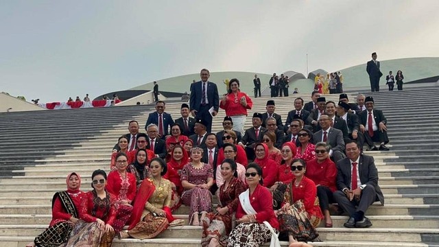Ketua DPR RI Puan Maharani bersama fraksi PDI-P berfoto bersama usai sidang tahunan di kompleks parlemen, Rabu (16/8/2023). Foto: Haya Syahira/kumparan