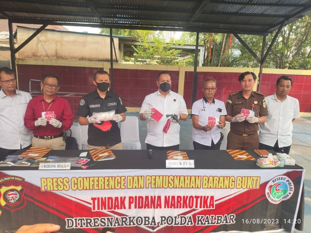 Polisi menunjukkan barang bukti. Foto: Yulia Ramadhiyanti/Hi!Pontianak