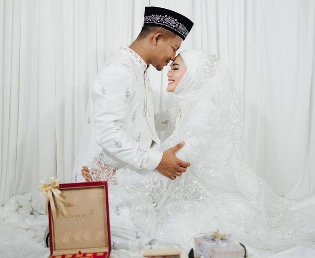 Rodtang Jitmuangnon saat melangsung pernikahan dengan sang istri, Aida Looksaikongdin. Foto: Instagram Rodtang