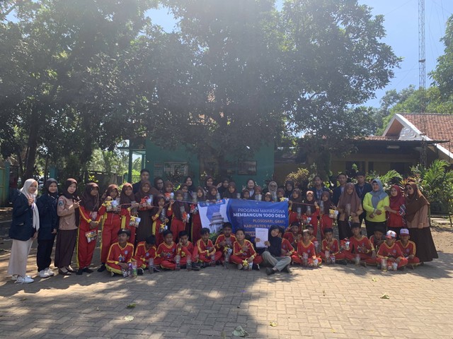 Dokumentasi Kegiatan Edukasi dan Demonstrasi Sistem Hidroponik Dengan Memanfaatkan Limbah Botol Bekas bersama siswa dan guru di SDN 2 Plososari