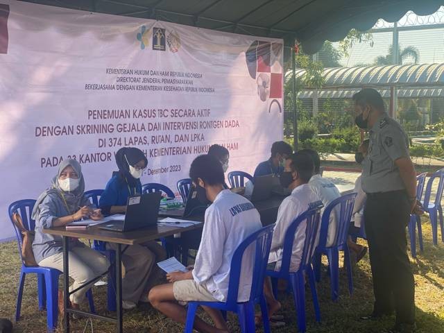 Lembaga Pemasyarakatan (Lapas) Kelas IIB Banjarbaru bekerja sama dengan Dinas Kesehatan (Dinkes) Kota Banjarbaru melalui Puskesmas Rawat Inap Cempaka dan Tirta Medical Center (TMC) Banjarmasin gelar Skrining Active Case Finding (ACF) Tuberculosis (TBC) dengan target skrining 1.901 Warga Binaan.