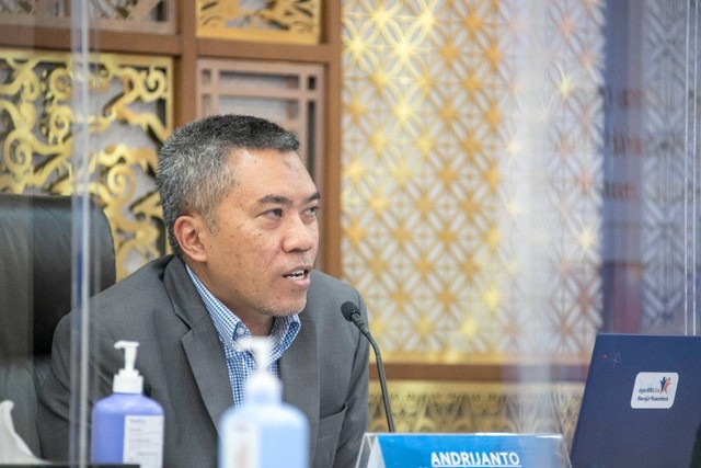 Direktur Jaringan dan Layanan BRI Andrijanto menekankan agar para nasabah terus waspada jika ada nomor yang tidak dikenal mengirimkan dokumen dengan akhir penamaan .apk.  Foto: Dok BRI