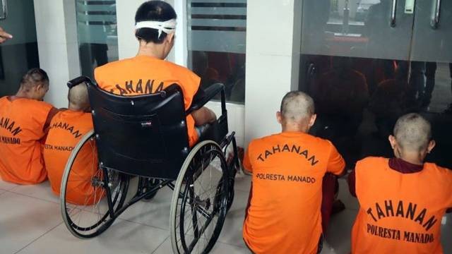 Lima dari enam orang tahanan Polsek Wanea yang kabur dari penjara berhasil ditangkap kembali oleh Polresta Manado.