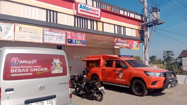 Suasana minimarket Alfamart yang berlokasi di Jalan Blora-Cepu, tepatnya di Desa Jiken, Kecamatan Jiken, Kabupaten Blora, Jawa Tengah, yang dibobol pencuri. Rabu (16/08/2023). (Aset: Istimewa)